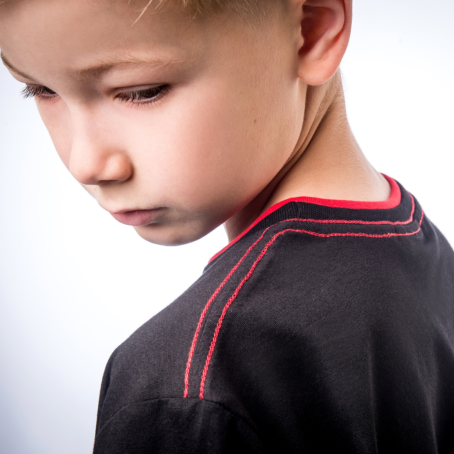 kinder, t-shirt, schwarz, rote stickerei, schulternaht
