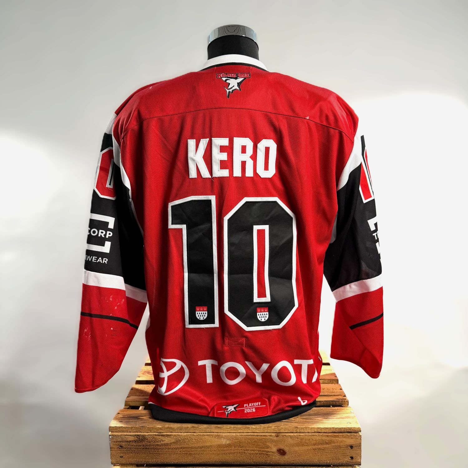 Hockey-Trikot, Rotes Trikot, Nummer 10, KERO, Toyota-Logo