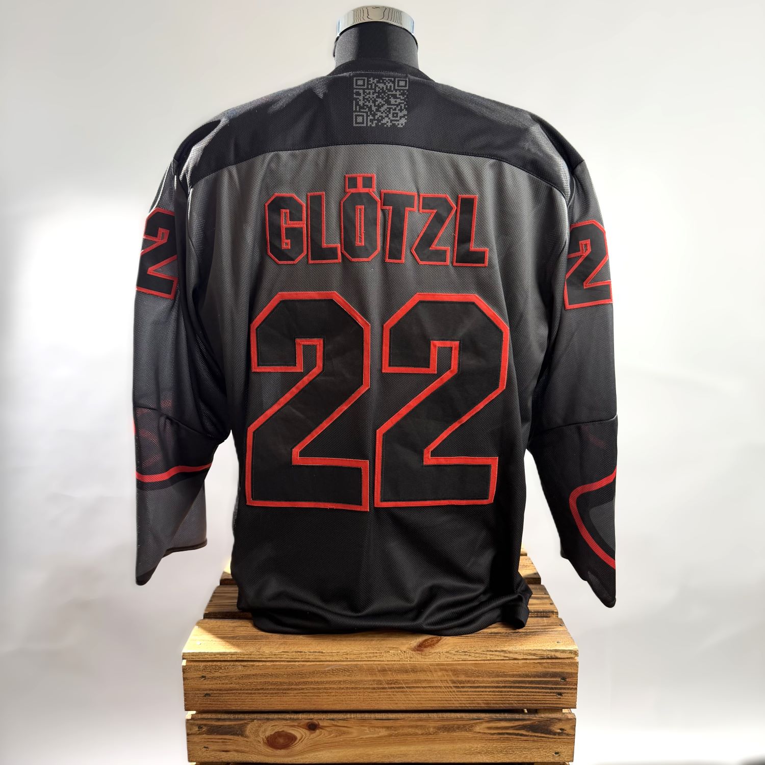 hockey jersey, zahlen 22, rückseite, grau-schwarz, rote rahmenbuchstaben