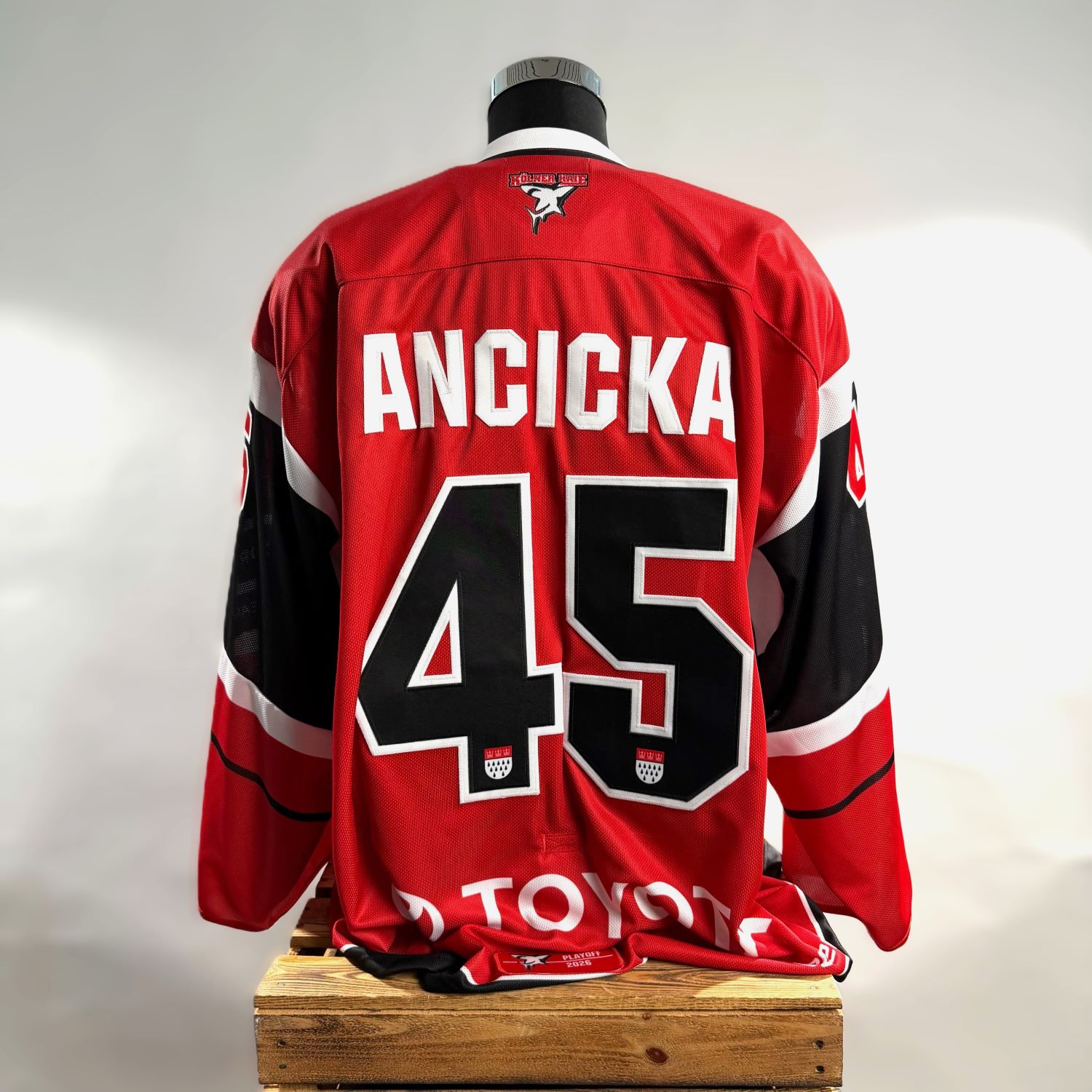 Hockey-Jacke, rote Jacke, Nummer 45, Rückansicht, Sportbekleidung