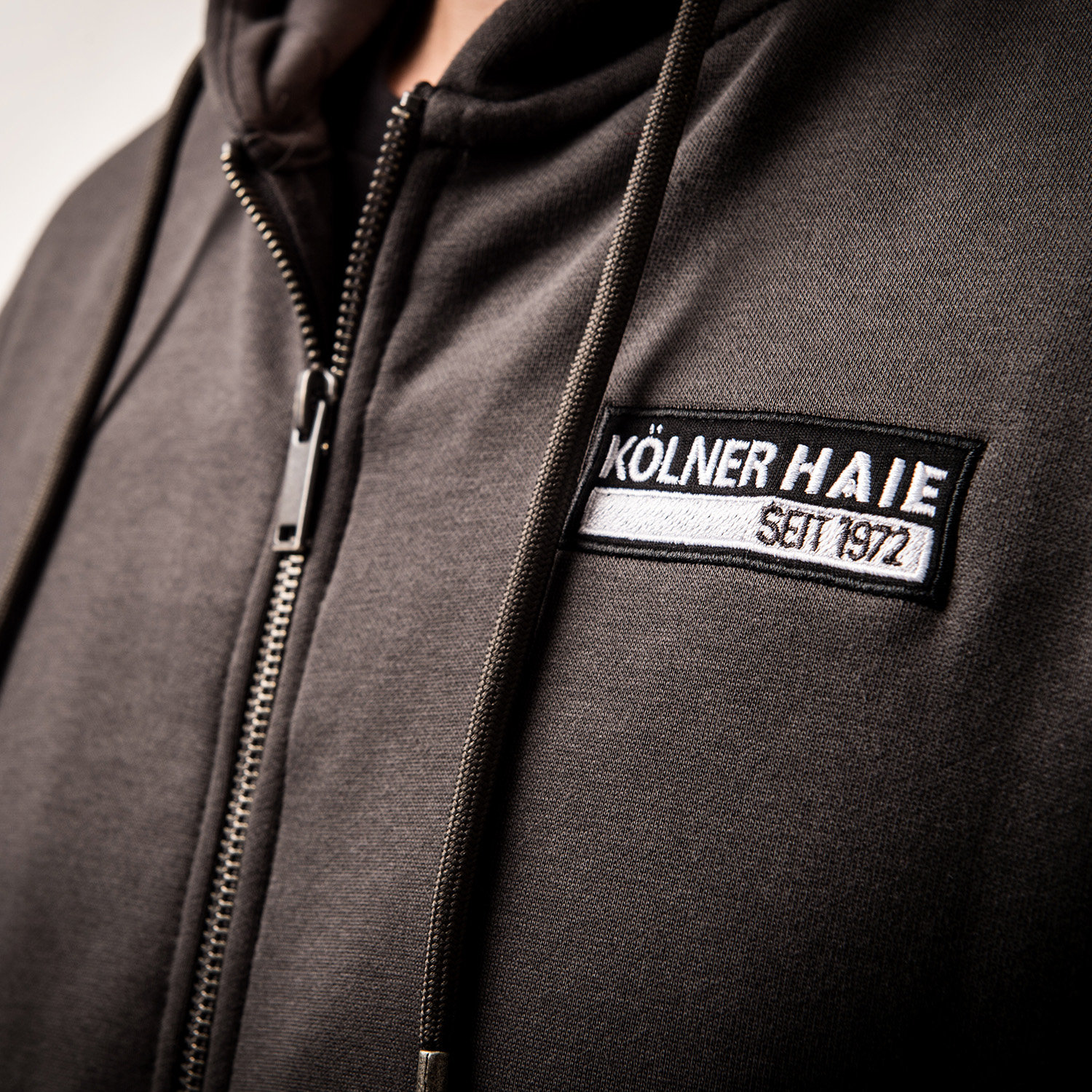 hoodie, Reißverschluss, Patch, Logo, dunkelgrau