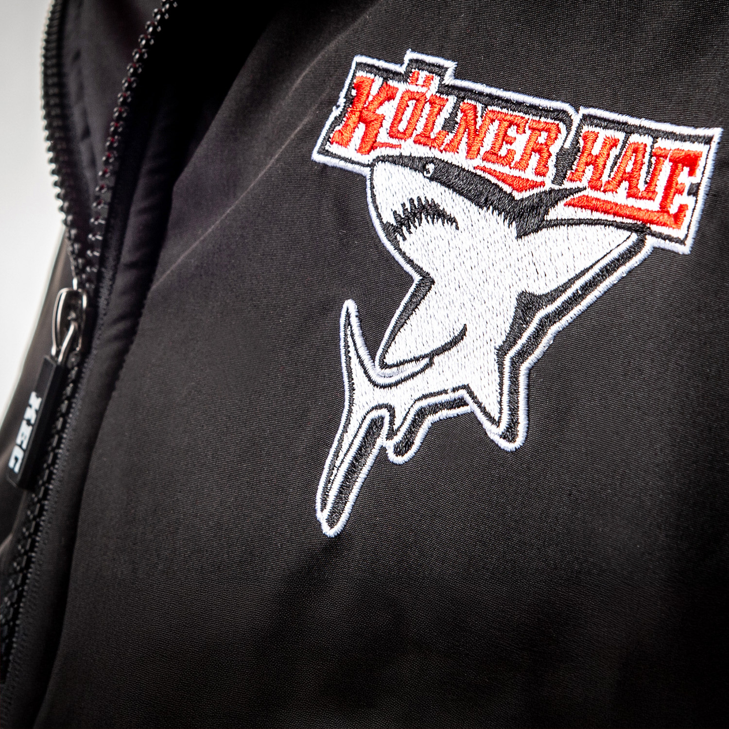 Bekleidung, Mantel, Jacke, Logo, Person