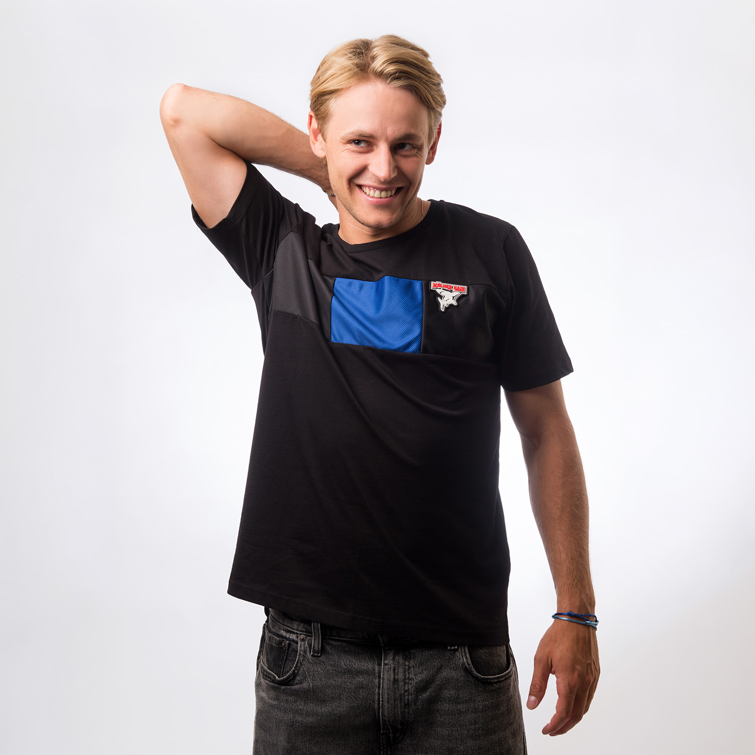 t-shirt, schwarz, blauer-rand, kurzarm, nahaufnahme