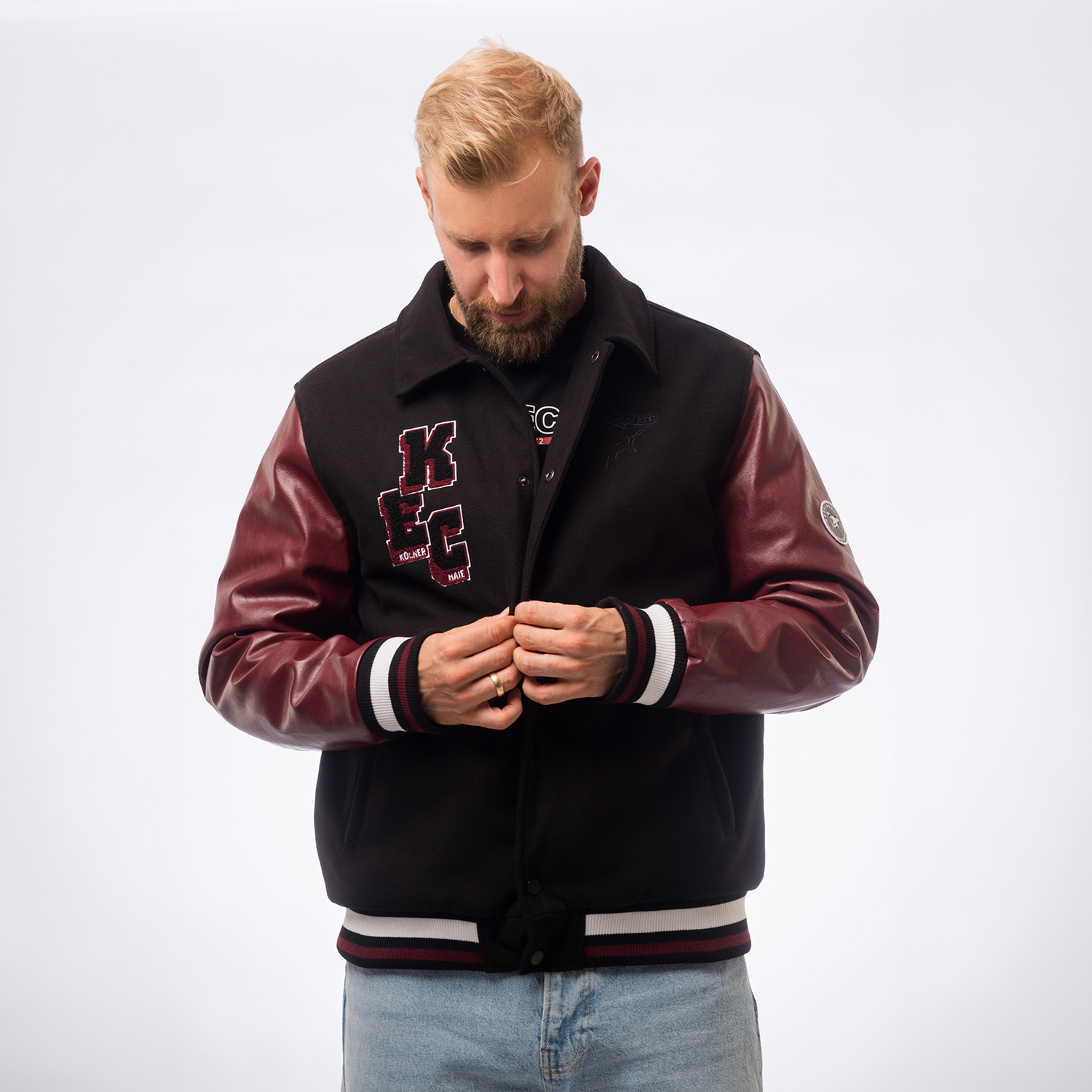 Varsity-Jacke, Lederärmel, Schwarz Wolle, Burgunder Leder, Buchstaben-Patch