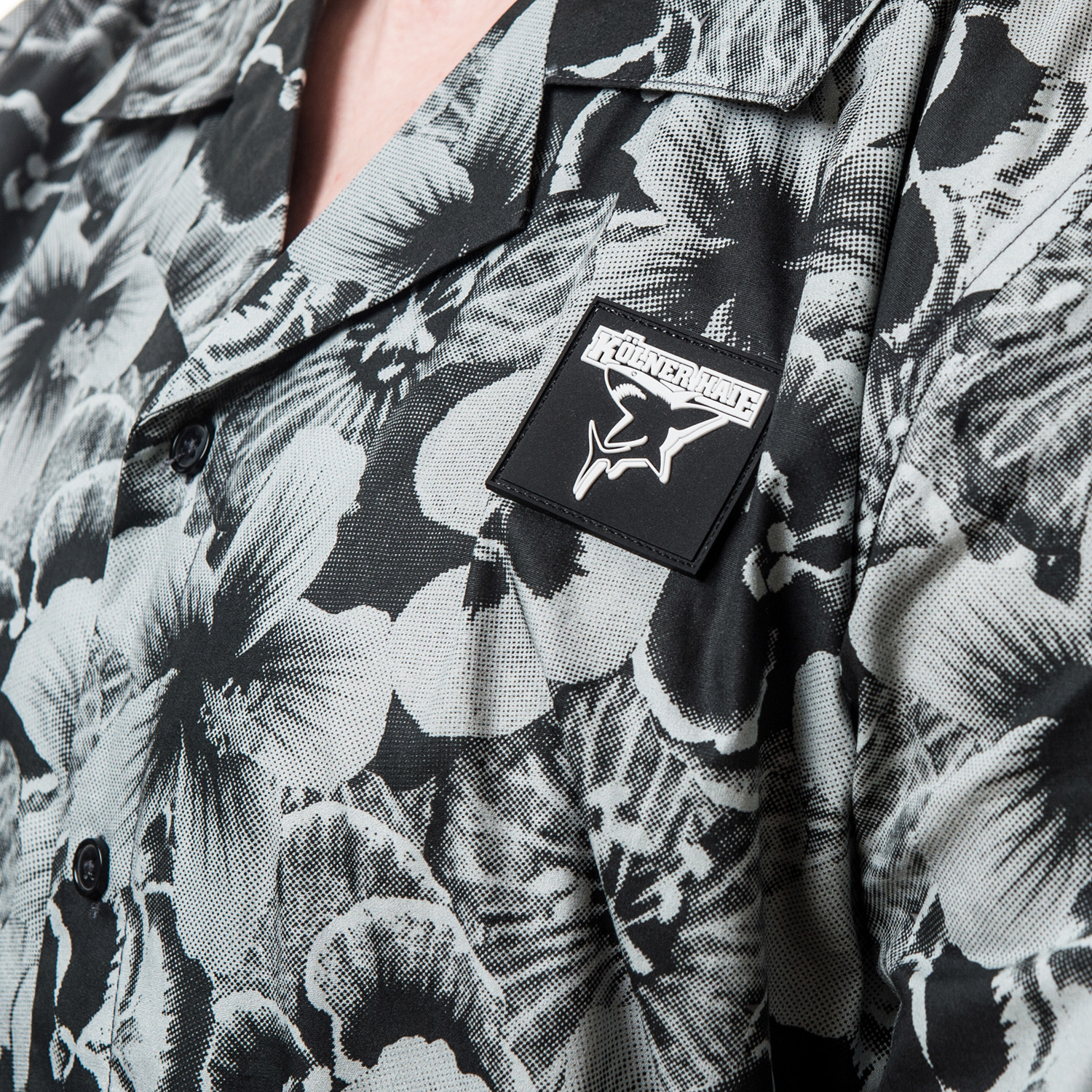Hemd, Hawaianisch, Blumenmuster, Schwarz-Weiß, Aufnäher