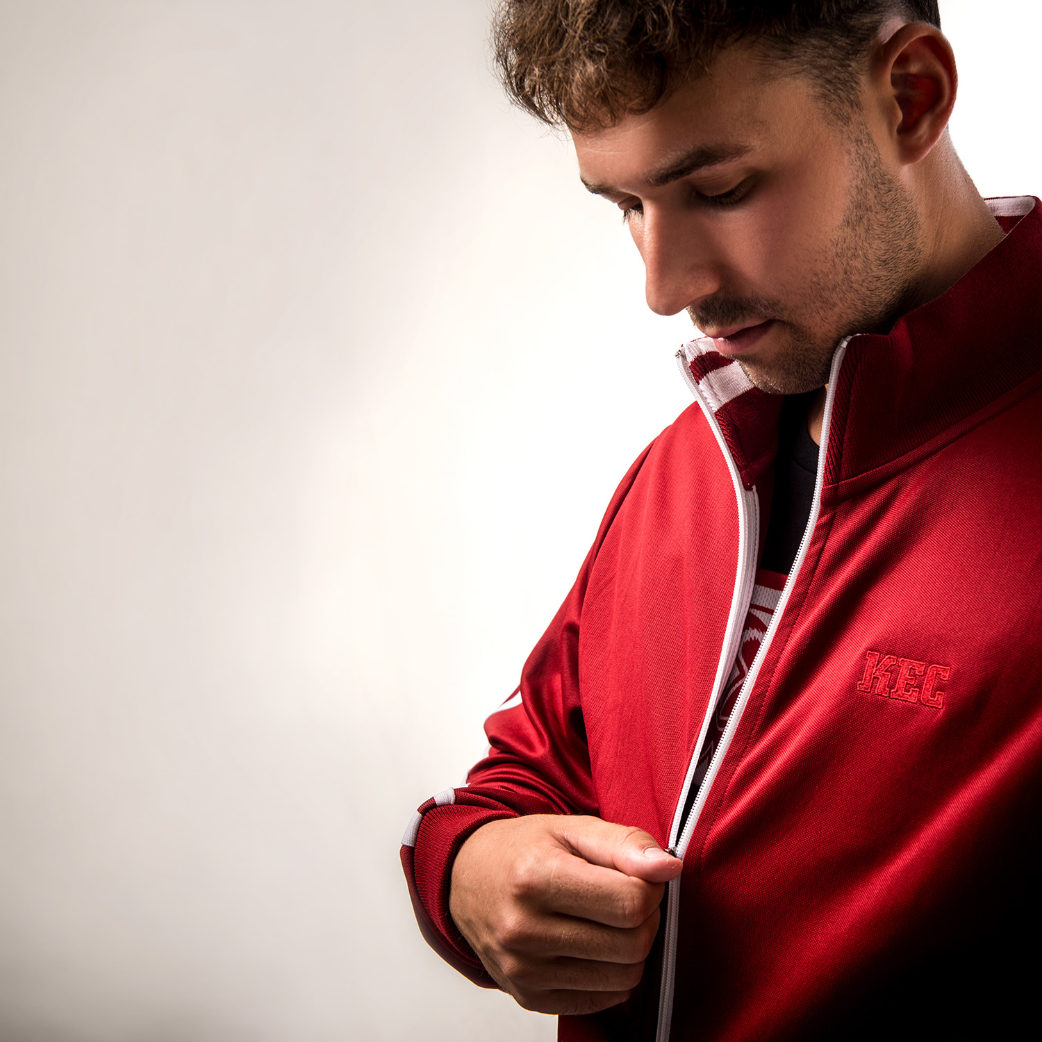 red jacket, Reißverschluss-Jacke, Baseballjacke, Modeoberteil, hoher Kragen sichtbar