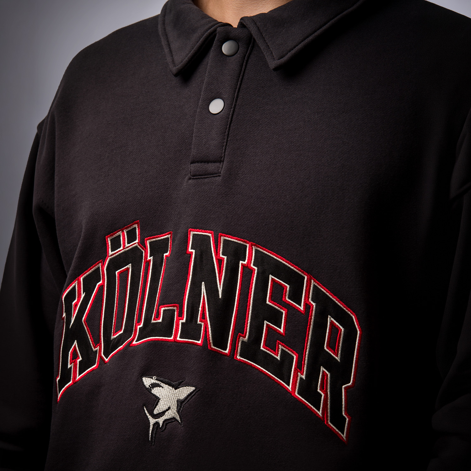 polo polo-shirt, schwarz, rote stickerei, grafiktext, gekrümmter text