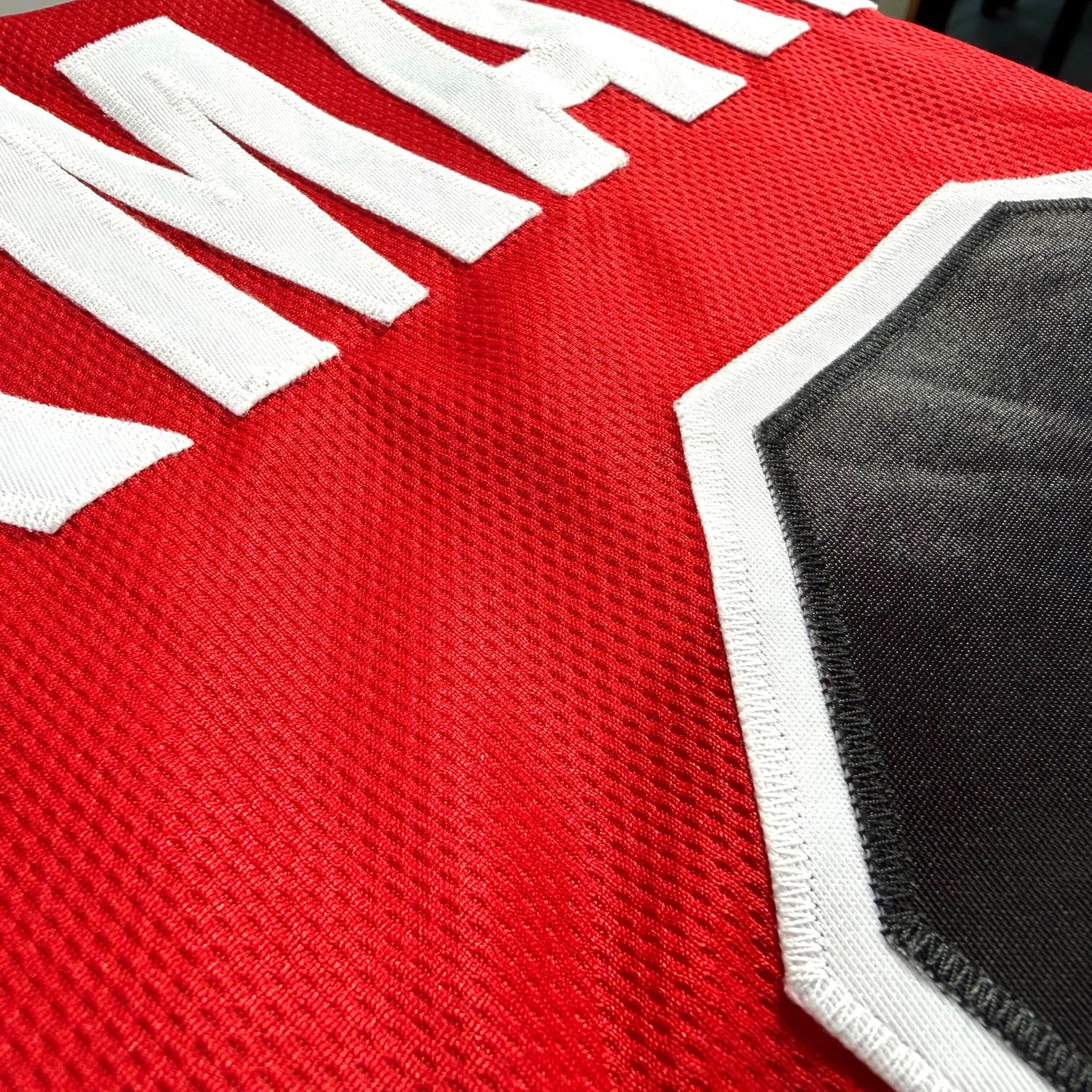 Jersey, Rot, Mesh, Aufnäher, weiße Buchstaben