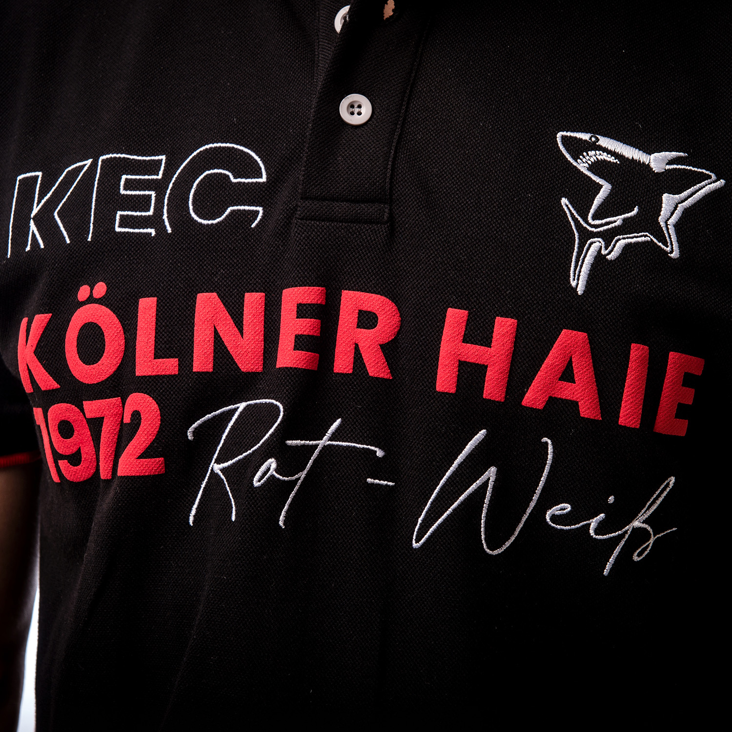 Polohemd, Schwarz, Stickerei, Roter Text, Markenname sichtbar?