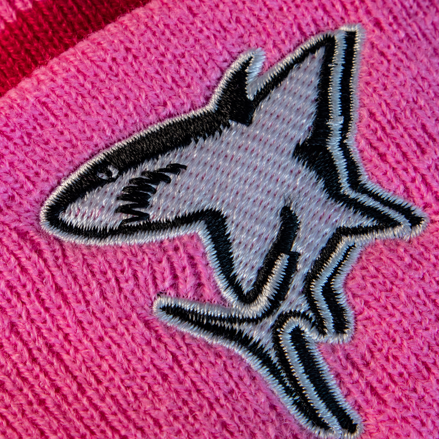 rosa Strickstoff, Wolfsmotiv, Stickerei, grau-schwarzes Motiv