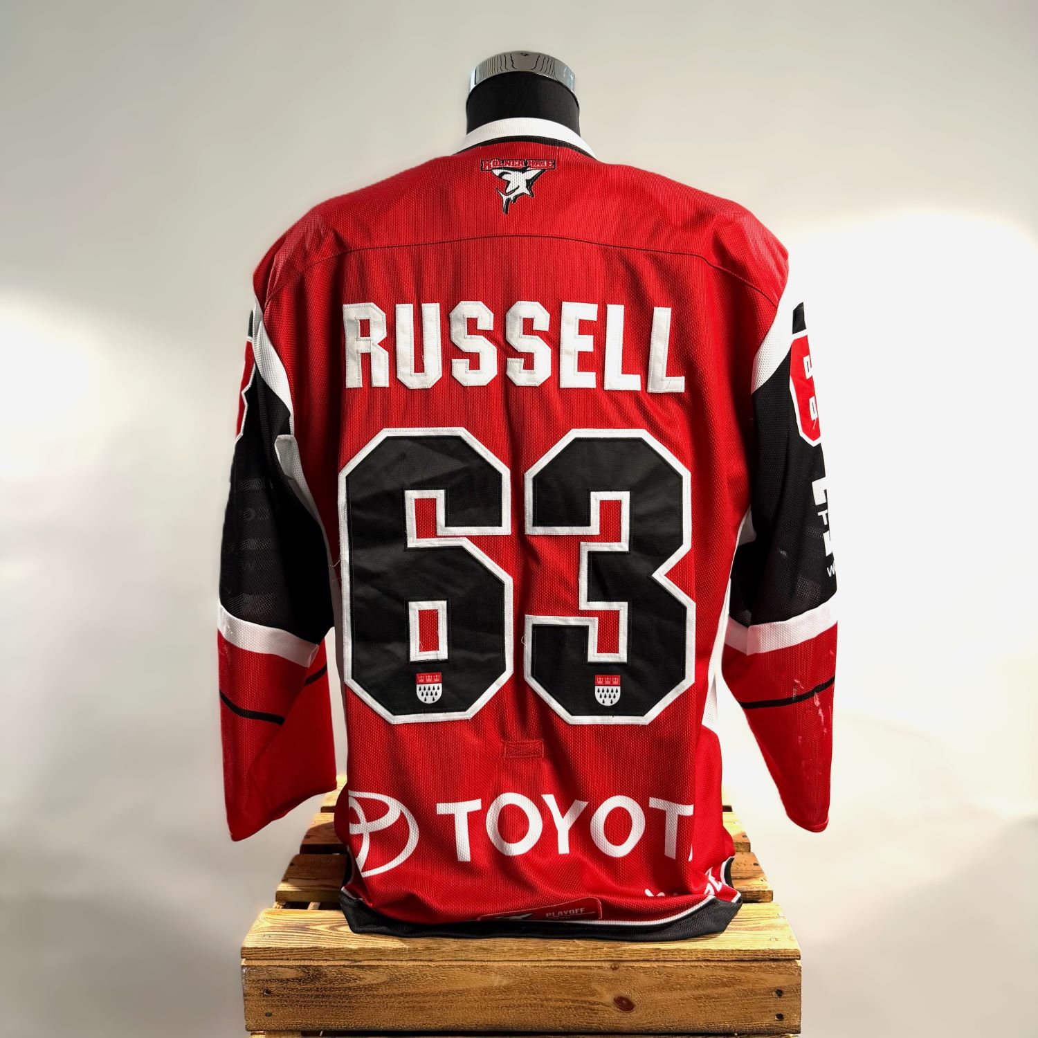 Eishockey-Trikot, rotes Trikot, Nummer 63, Russell, Toyota-Logo