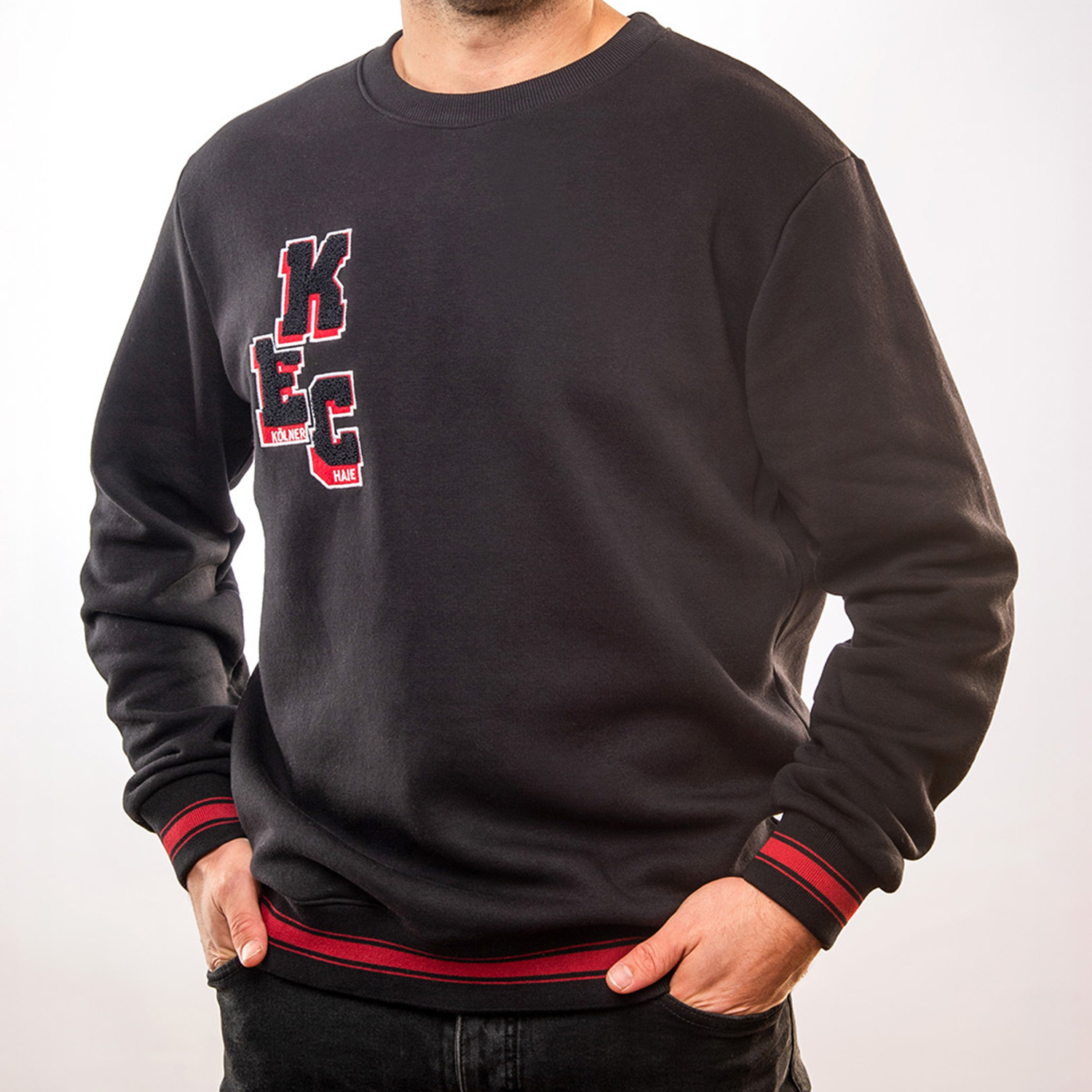 sweatshirt, schwarz, Rundhals, rote Akzente, Buchstaben-Logo