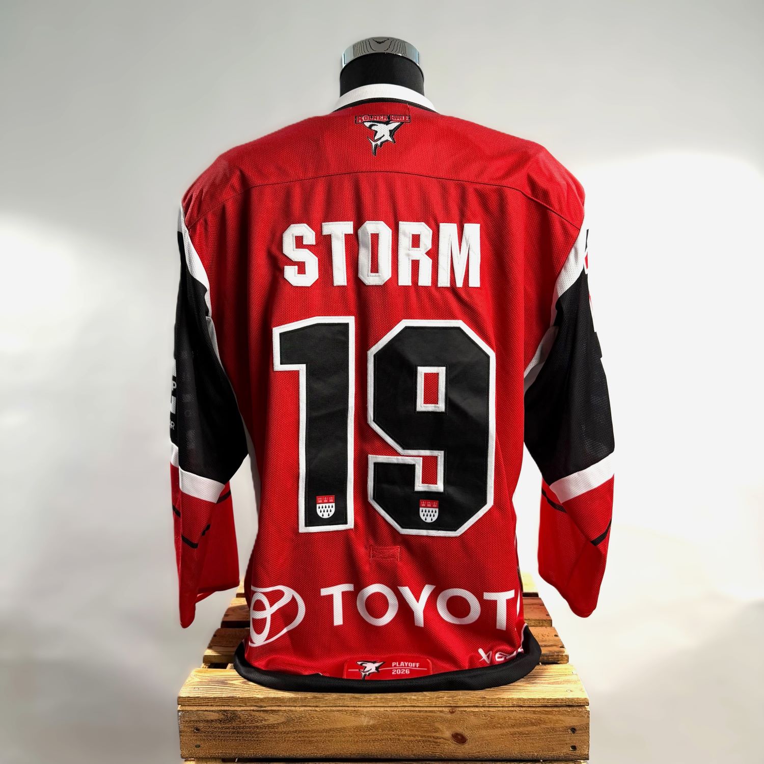 Eishockeytrikot, rotes Trikot, Nummer 19, Storm, Toyota-Logo