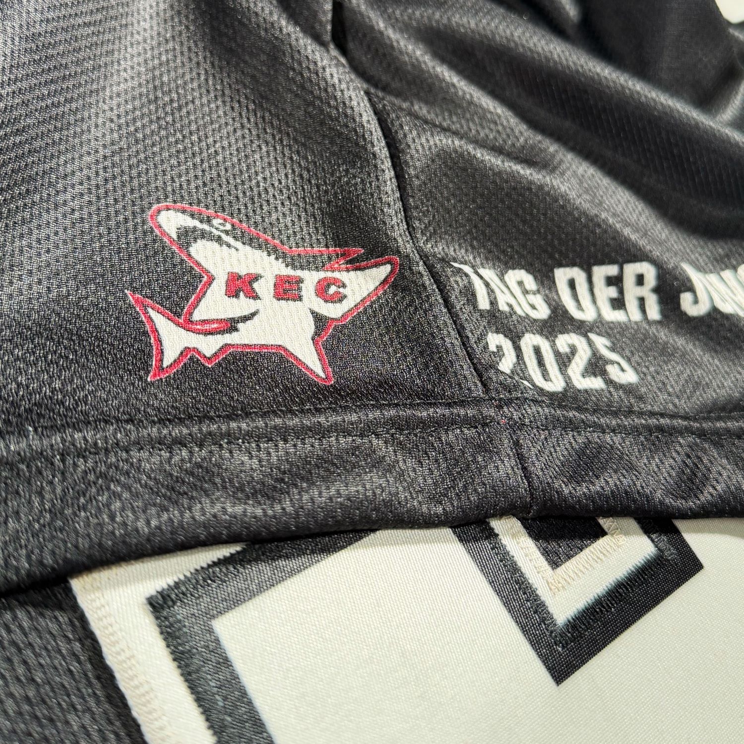 Mantel, Jacke, Mütze, Jeans, Logo