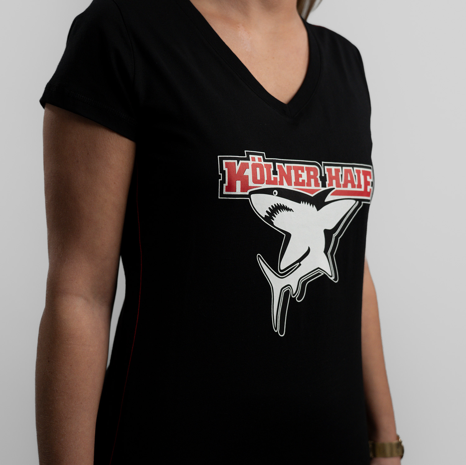 Detailansicht Kölner Haie-Logo auf schwarzem Damen T-Shirt.