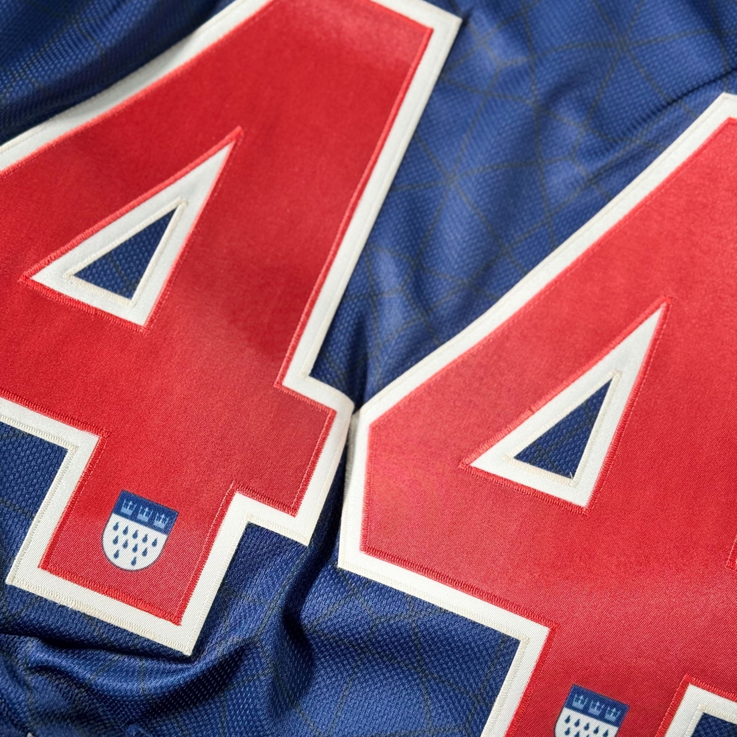 Bekleidung, Hemd, Nummer, Symbol, Text