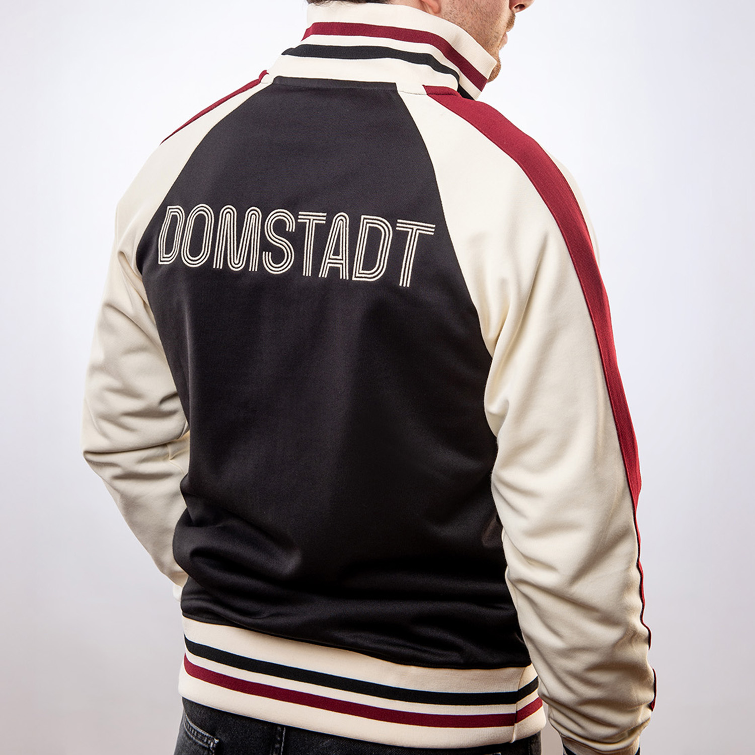 Varsity Jacket, Farbblock, Raglan-Ärmel, Schwarz-Beige-Rot, Rückseite Stickerei DOMSTADT