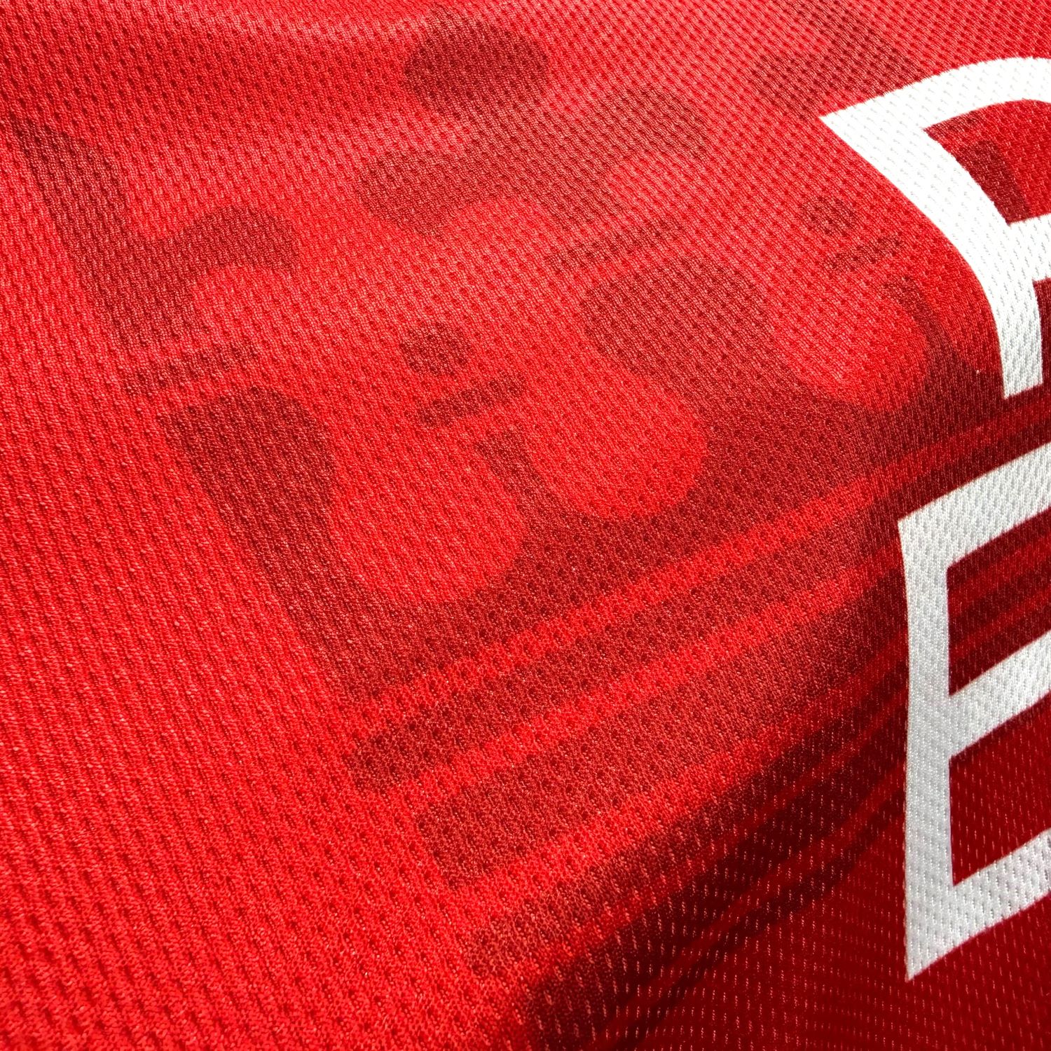 Rotes Textil, Sportswear, Mesh-Gewebe, Logo-Teile, Materialmix