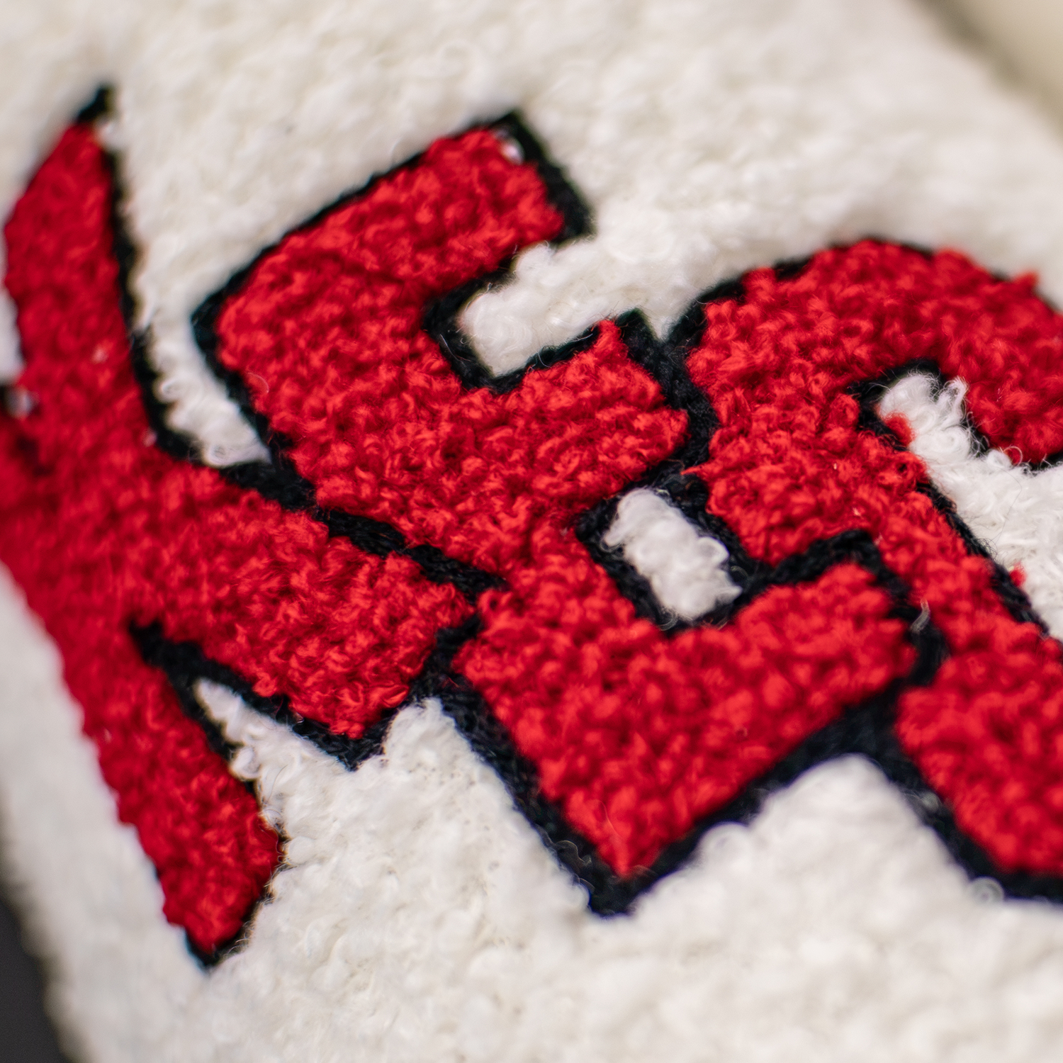 Textiloberfläche, Florstruktur, rotes Muster, schwarze Kontur, Stickmotiv
