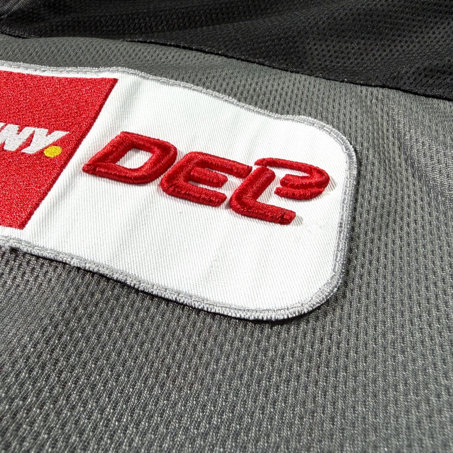 Patch, Logo, Rotstickerei, Graues Gewebe, Netzstoff