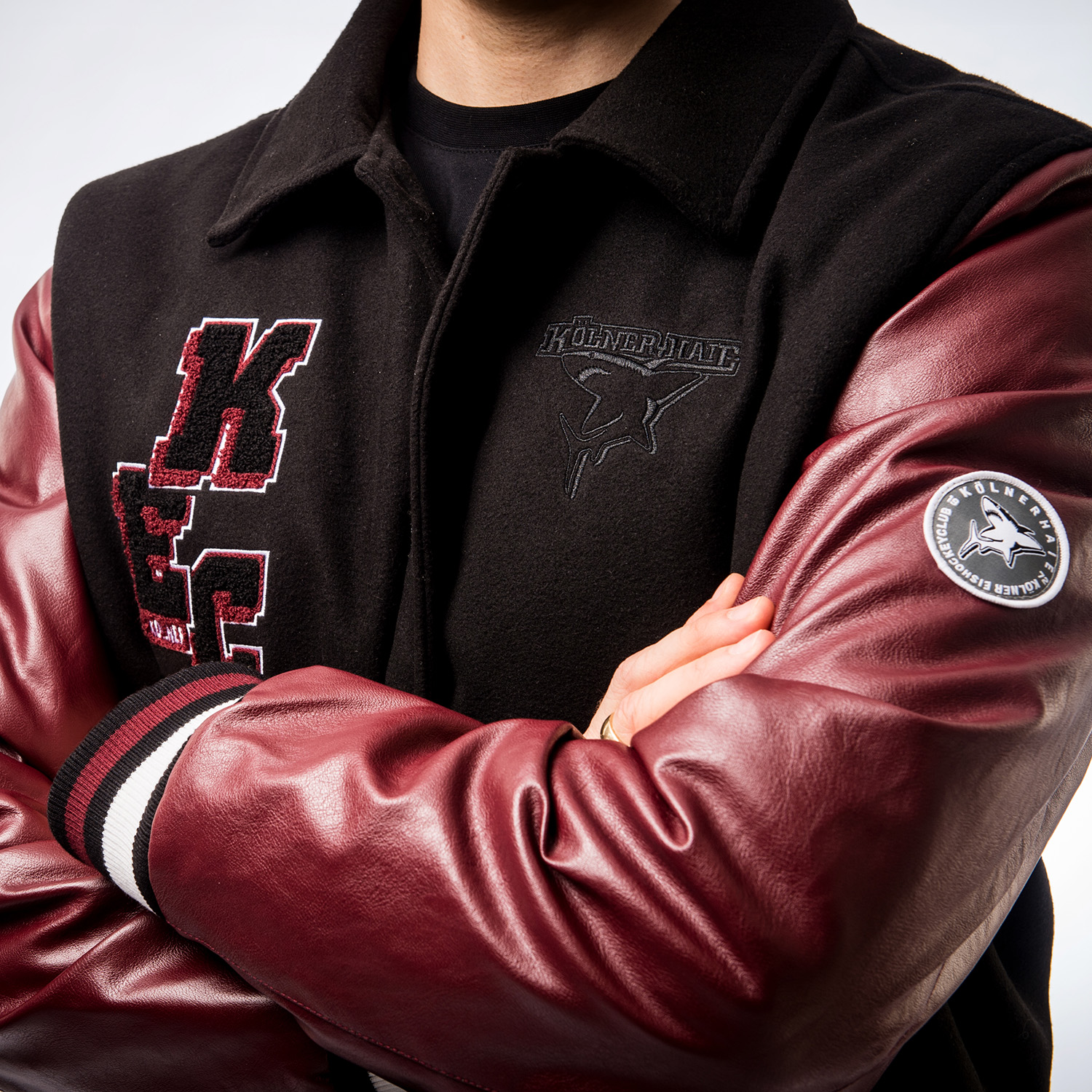 Buchstabenaufnäher, Patches, Lederärmel, Varsity-Jacke, schwarzes_gewebe