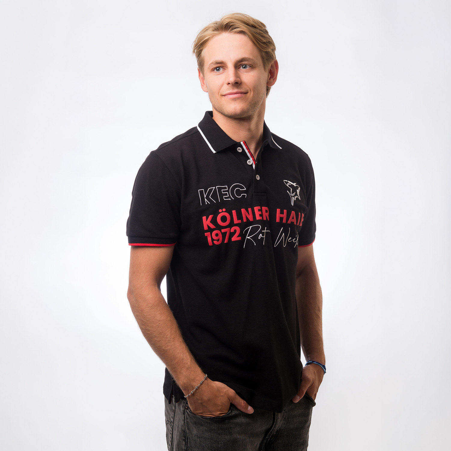 Polohemd, schwarzes Polohemd, roter Schriftzug, kurze Ärmel, casual Wear